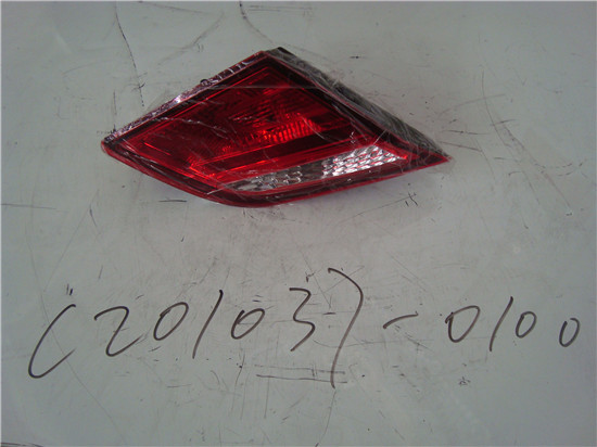 картинка ФОНАРЬ ЗАДНИЙ ЛЕВЫЙ КРЫШКИ БАГАЖНИКА EADO  C201037-0100